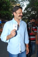 Vivek Oberoi vote in Mumbai on 15th Oct 2014